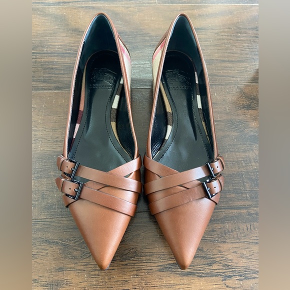 Burberry Pointy toes flats sz 35.5 - Picture 1 of 4